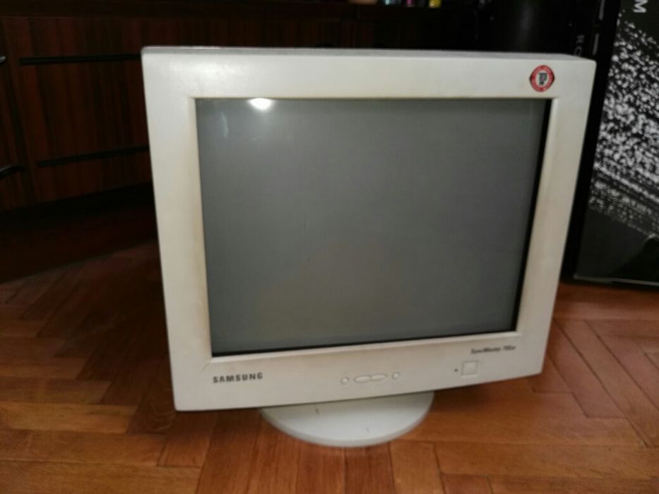 Продавам компютър с два монитора Самсунг