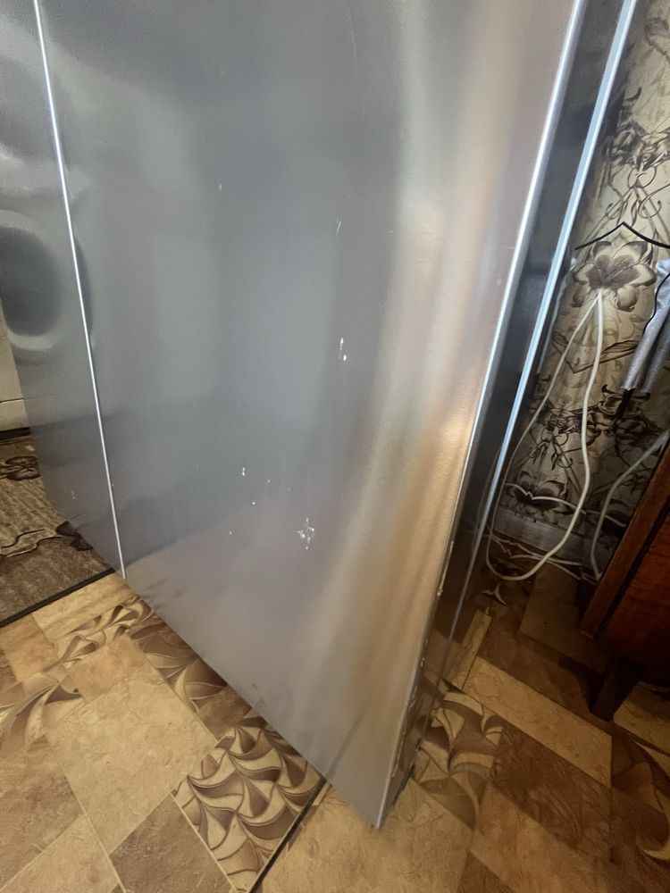 Продавам хладилник с фризер  + ледогенератор