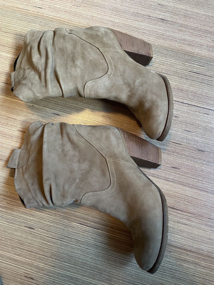 Cizme piele intoarsa bej imblanite cu toc 39