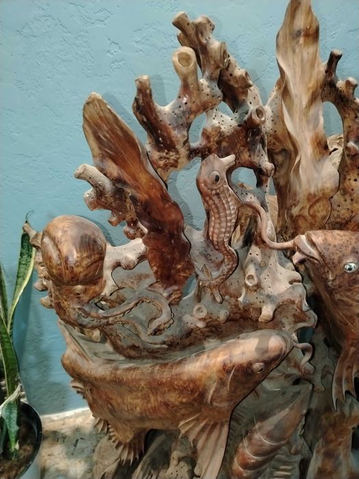 Резная скульптура из дерева