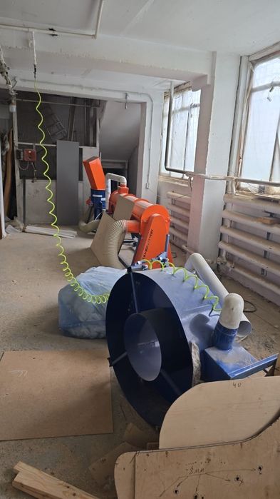 Продам оборудование по производству синтепуха, кромочник, швейные маш.