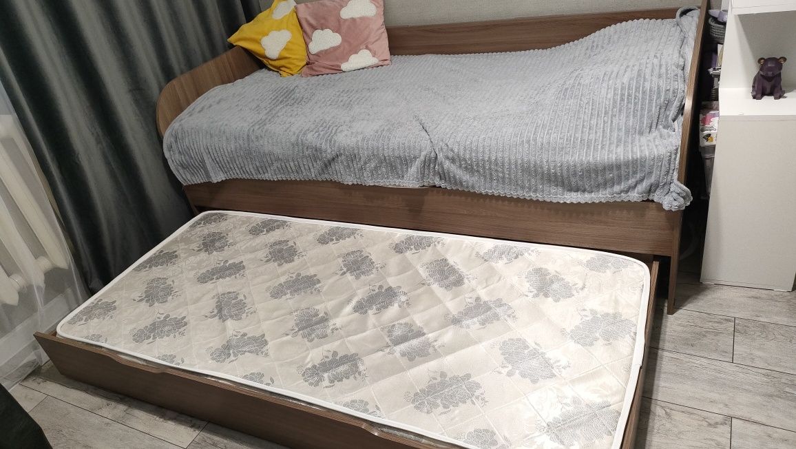 Продам выдвижную двухъярусную кровать,