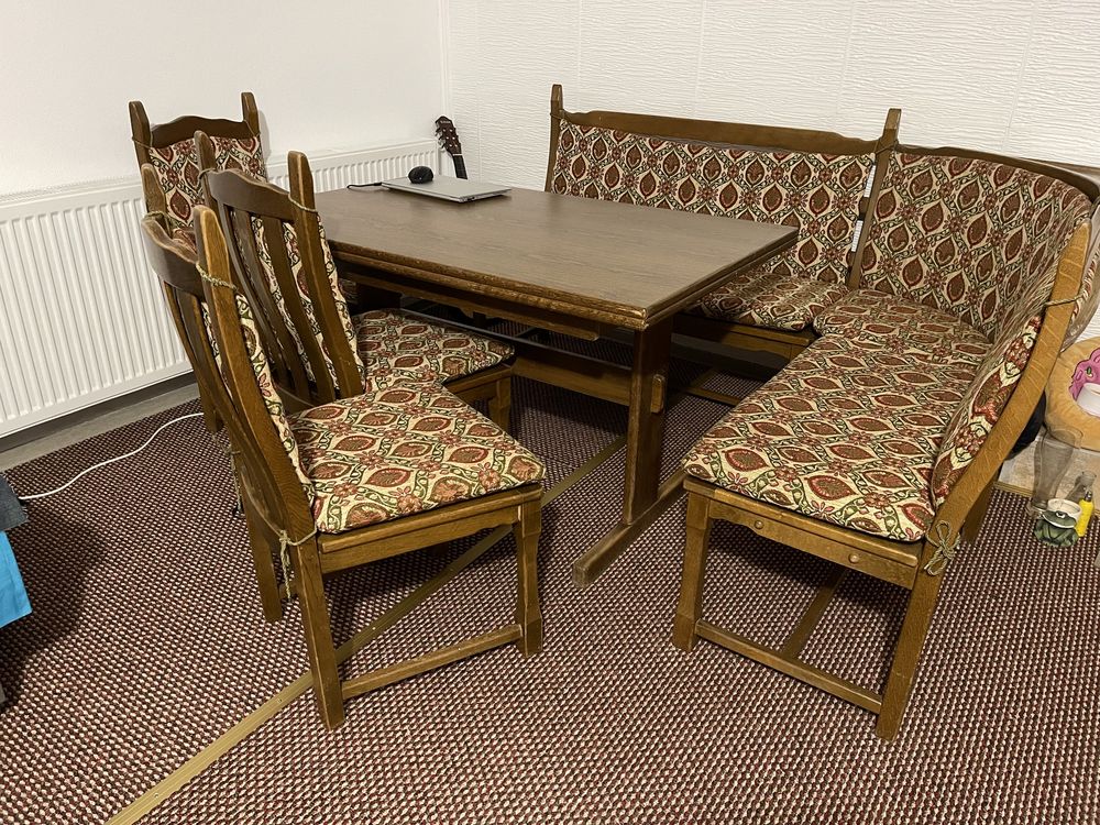 Coltar din lemn masiv cu masa extensibila si trei scaune