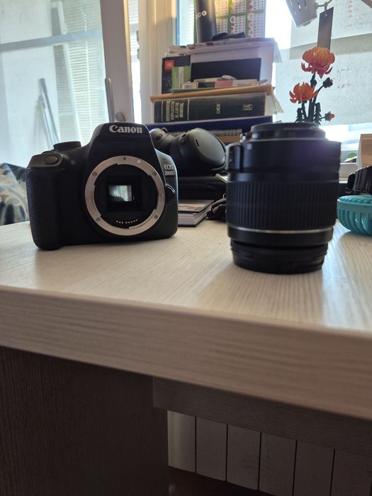 Canon EOS 2000D + Obiectiv 18-55mm IS II + Accesorii