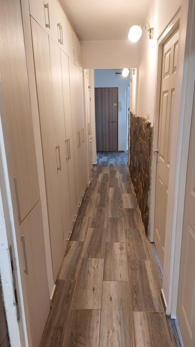Vând apartament decomandat, 3 camere, 2 băi – 65 mp utili, balcon de 5