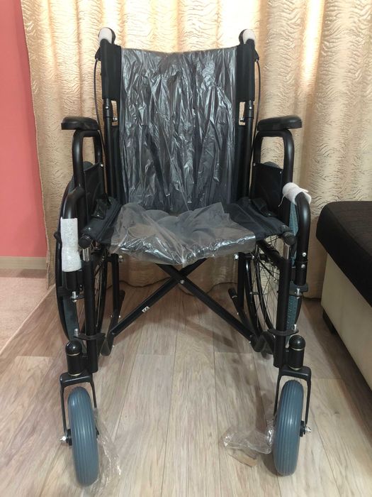 Инвалидна количка с едностранно здвижване и регулиращ се гръб