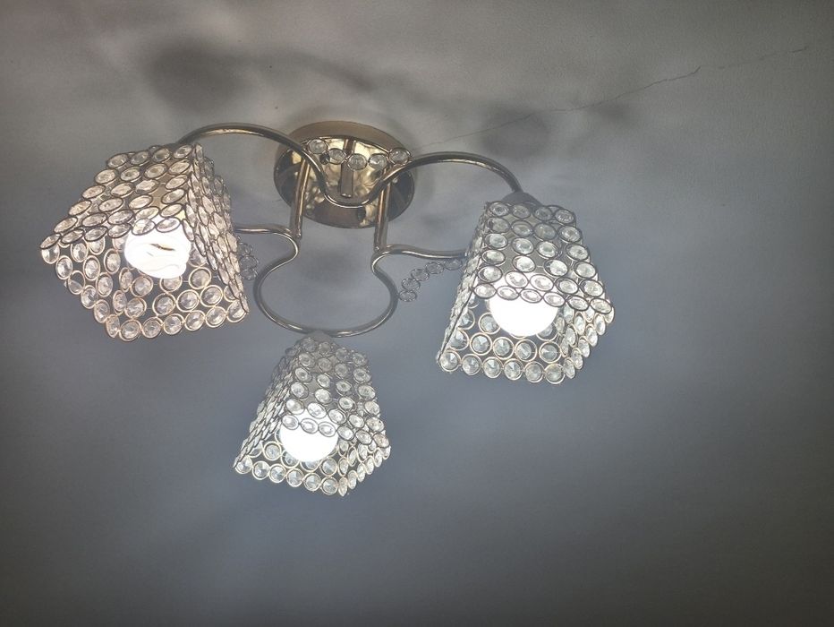 Продам люстру из трех рожков