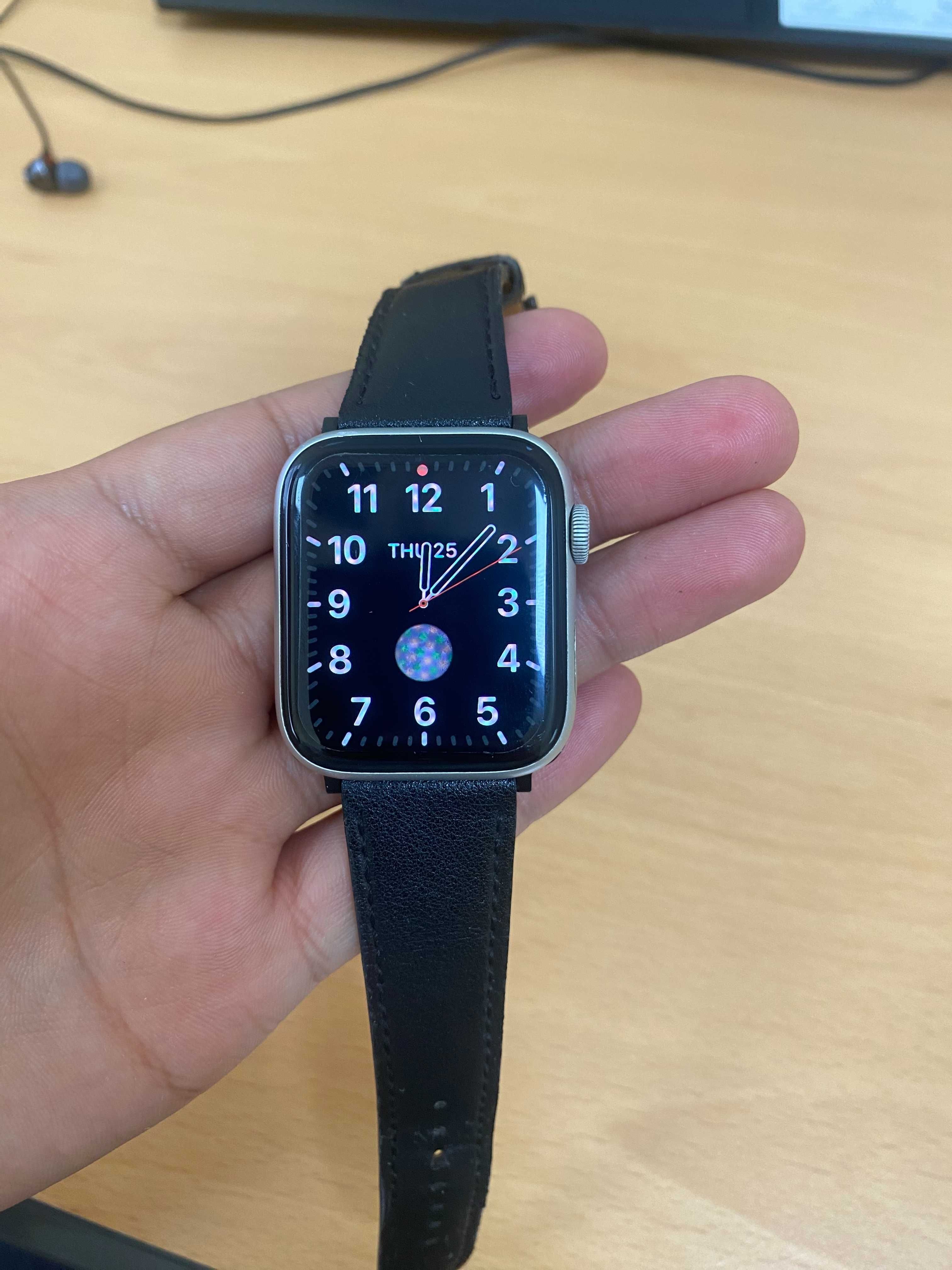 iWatch series 4, 44 mm sotiladi. Holati ideal