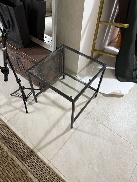 Небольшой стеклянный столик