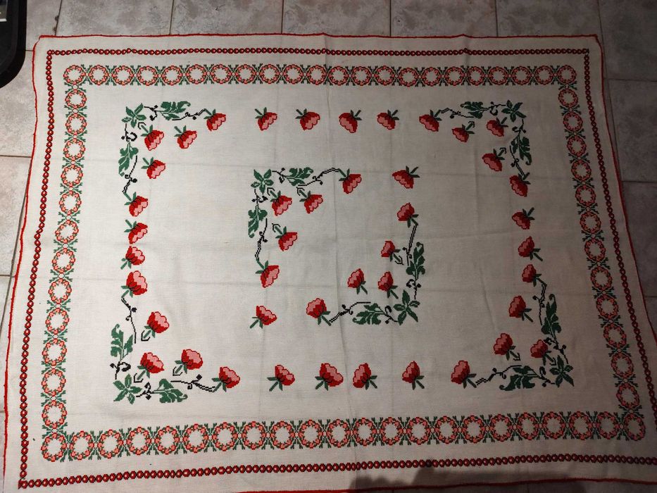 Fata de masa cusuta de mana pe etamina