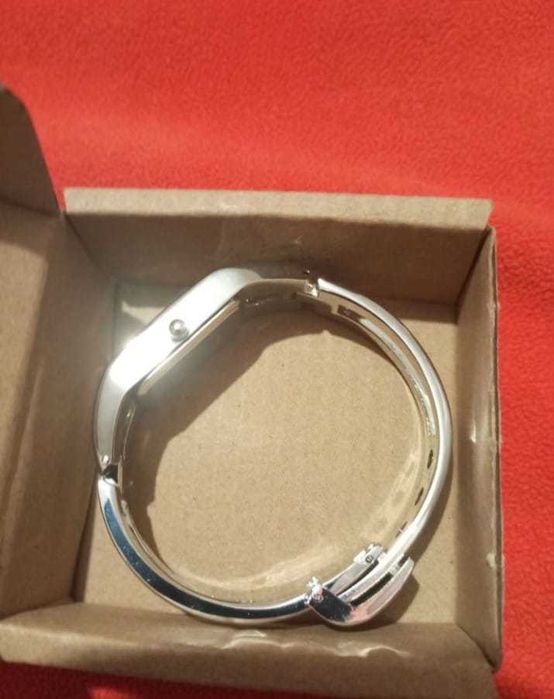 Ceas de dama nou, argintiu cu ecran roz