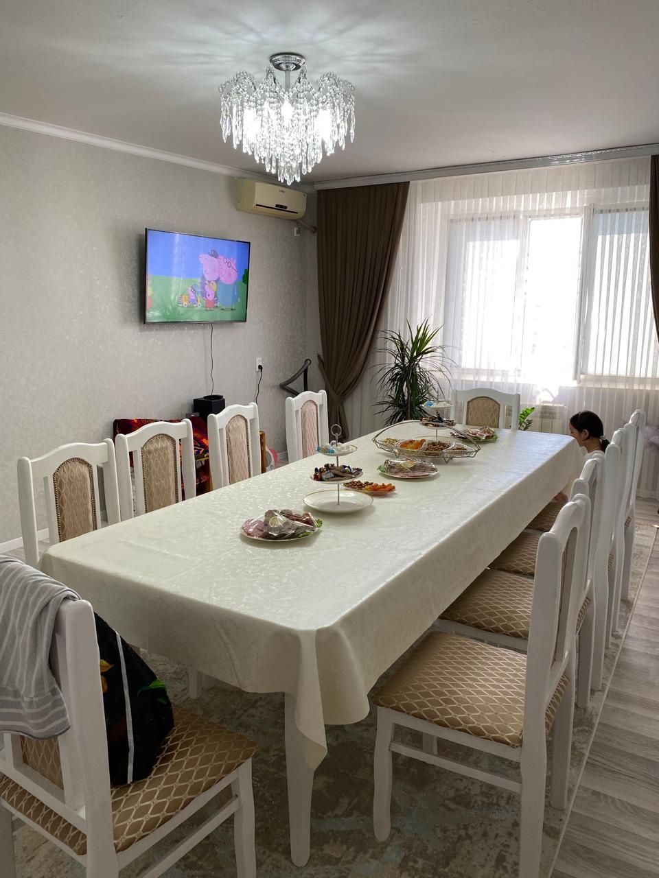 Продается стол стульями