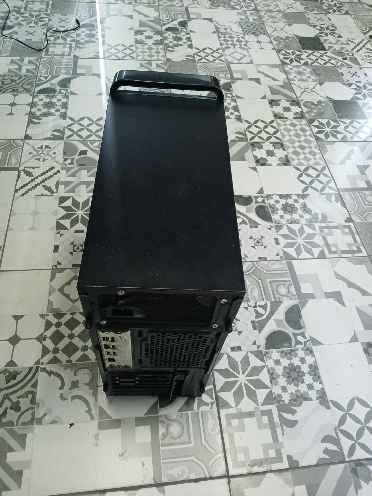PC- Intel Xeon , 24 GB ram , Video Asus Strix 570