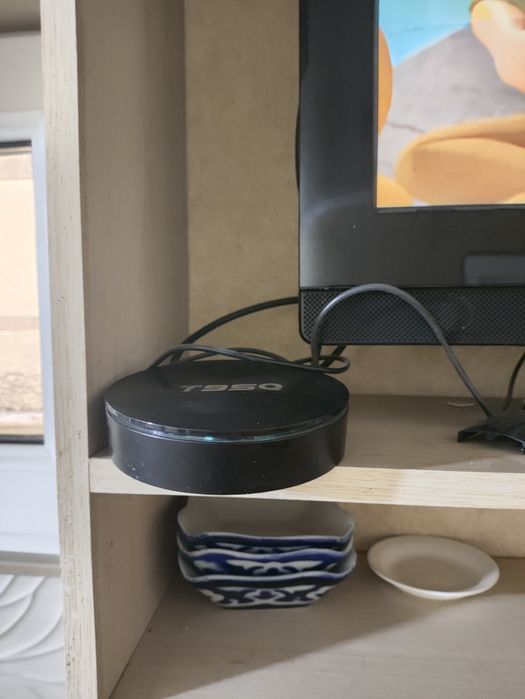 Продам телевизор с приставкой и вайфай роутером