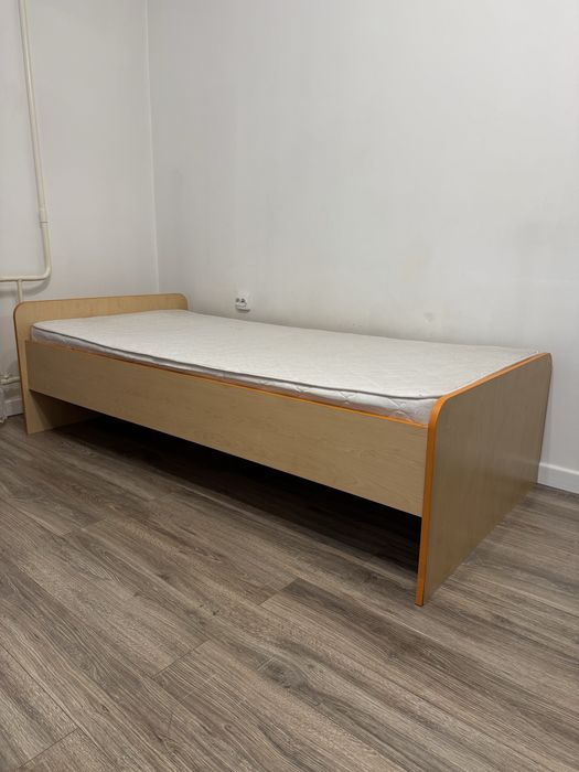 Продам односпальную кровать с матрасом б/у