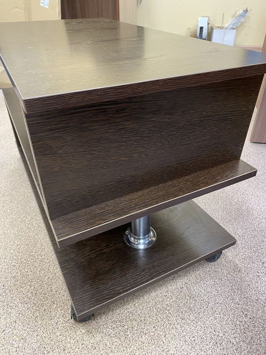 Продается столик офисный, цена 12.000 есть небольшой торг. Самовывоз.