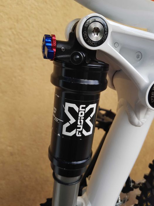 Bicicleta Ghost, suspensie pe aer, frane hidraulice, roti pe 27.5"