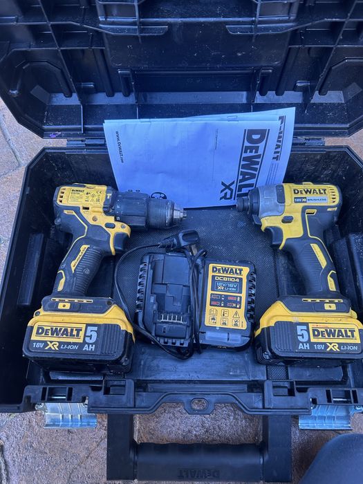 Set 2 piese + incarcator DEWALT