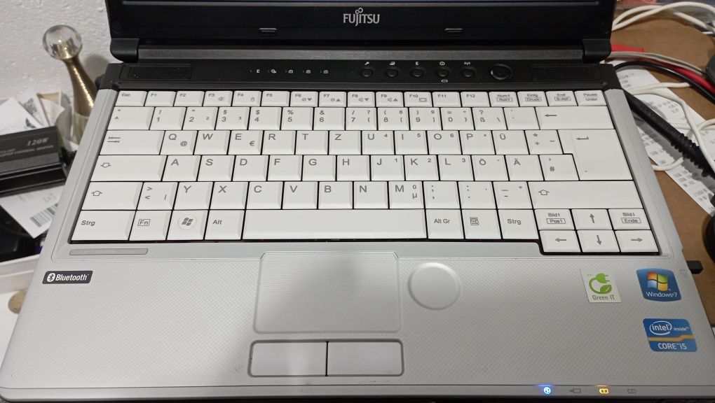 Laptop Fujitsu Lifebook  Procesor I5  / model S761

2.2 Intel