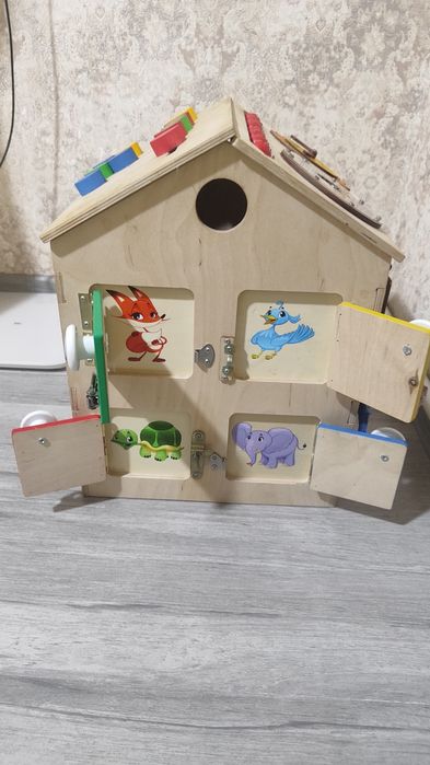 Бизиборд домик  для маленьких любопытных малышей