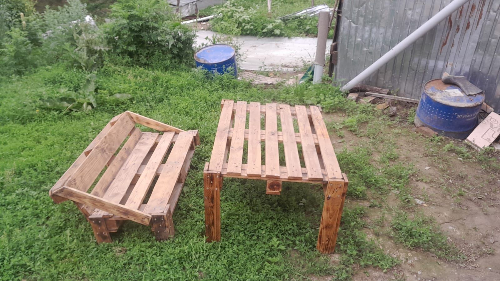 Продаются деревянные стол и стулья!