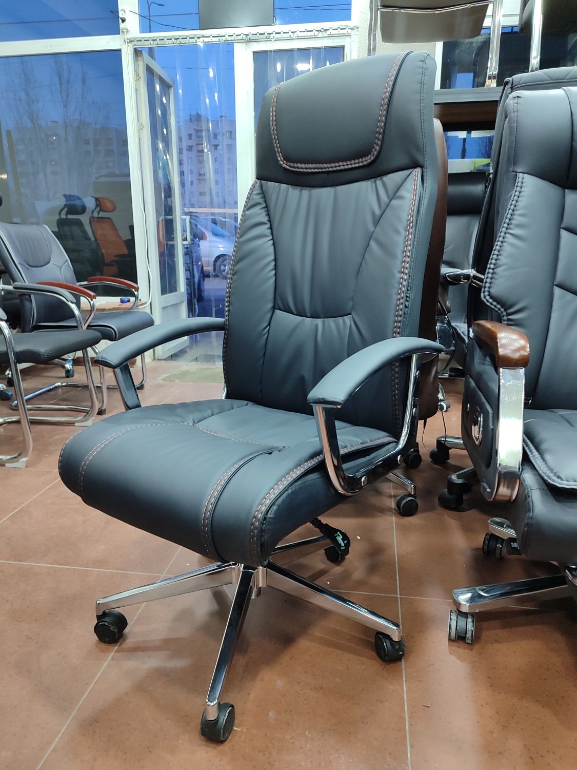 Офисное кресло для руководителя и персонала модель Leno