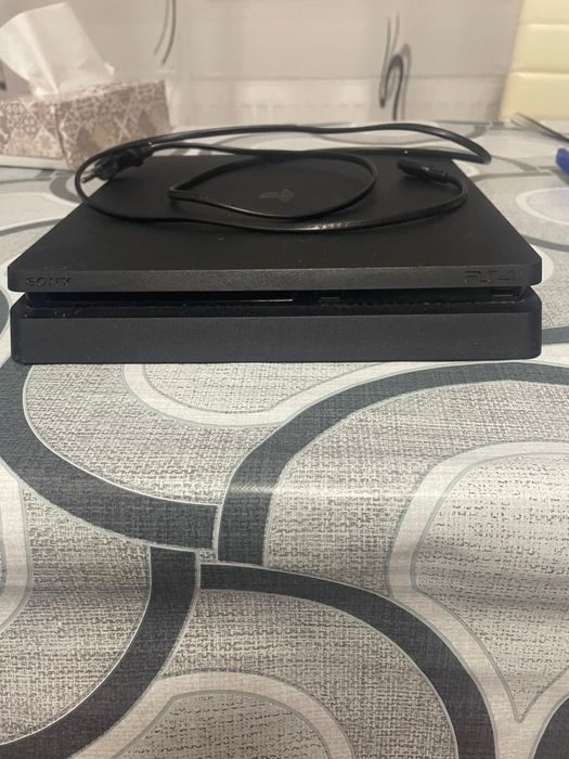 Vand playstation 4. 9 jocuri,2 controlere, cablu HDMI in stare buna.
