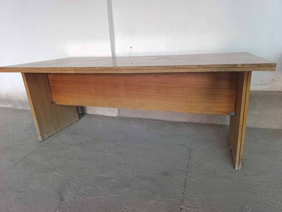 Hovliga stol sotiladi