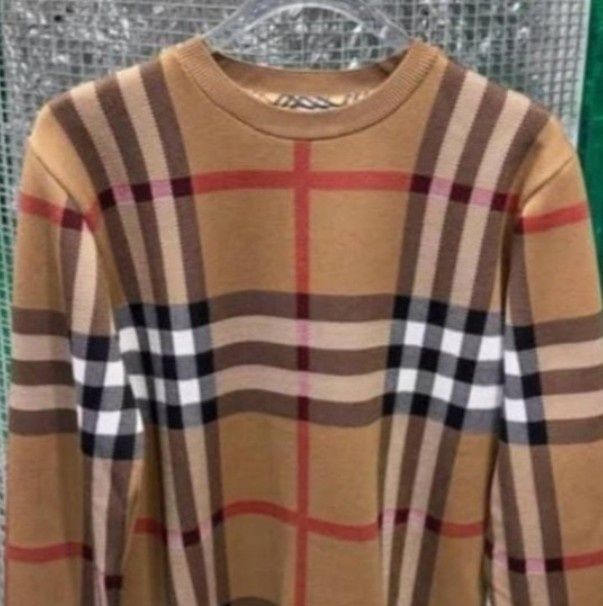 Pulovar Burbbery super model import Italia,saculet,etichetă