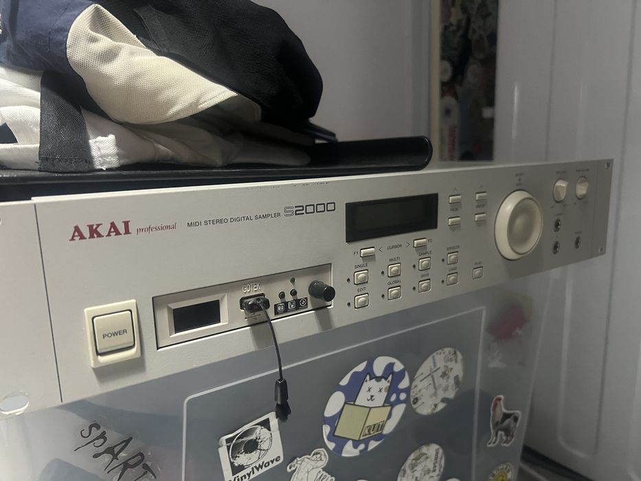 Sampler akai s2000