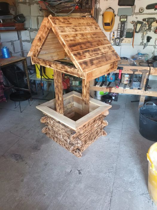 Fântână din lemn rustică