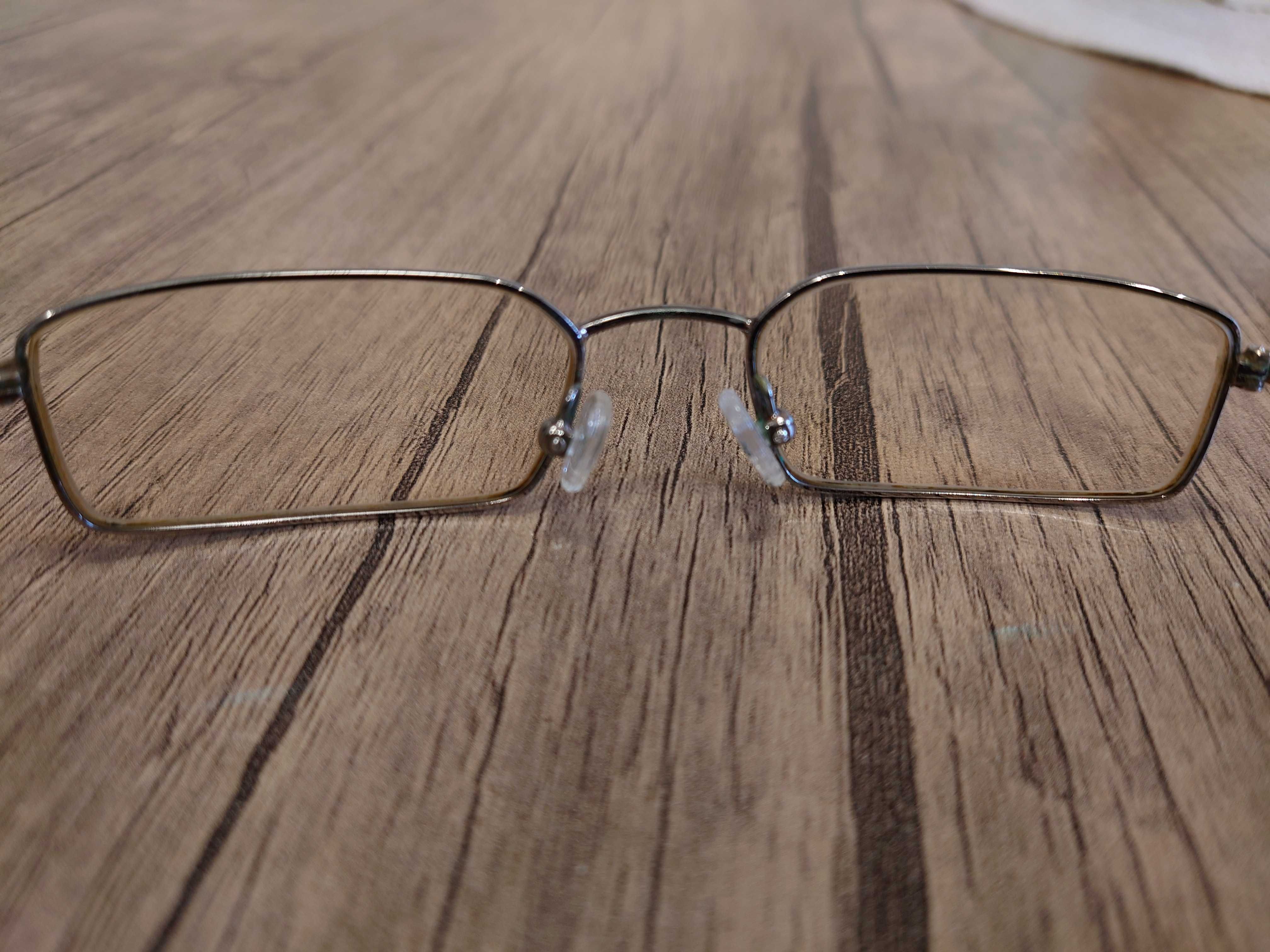 Изгодно диоптрични очила с кожен калъф