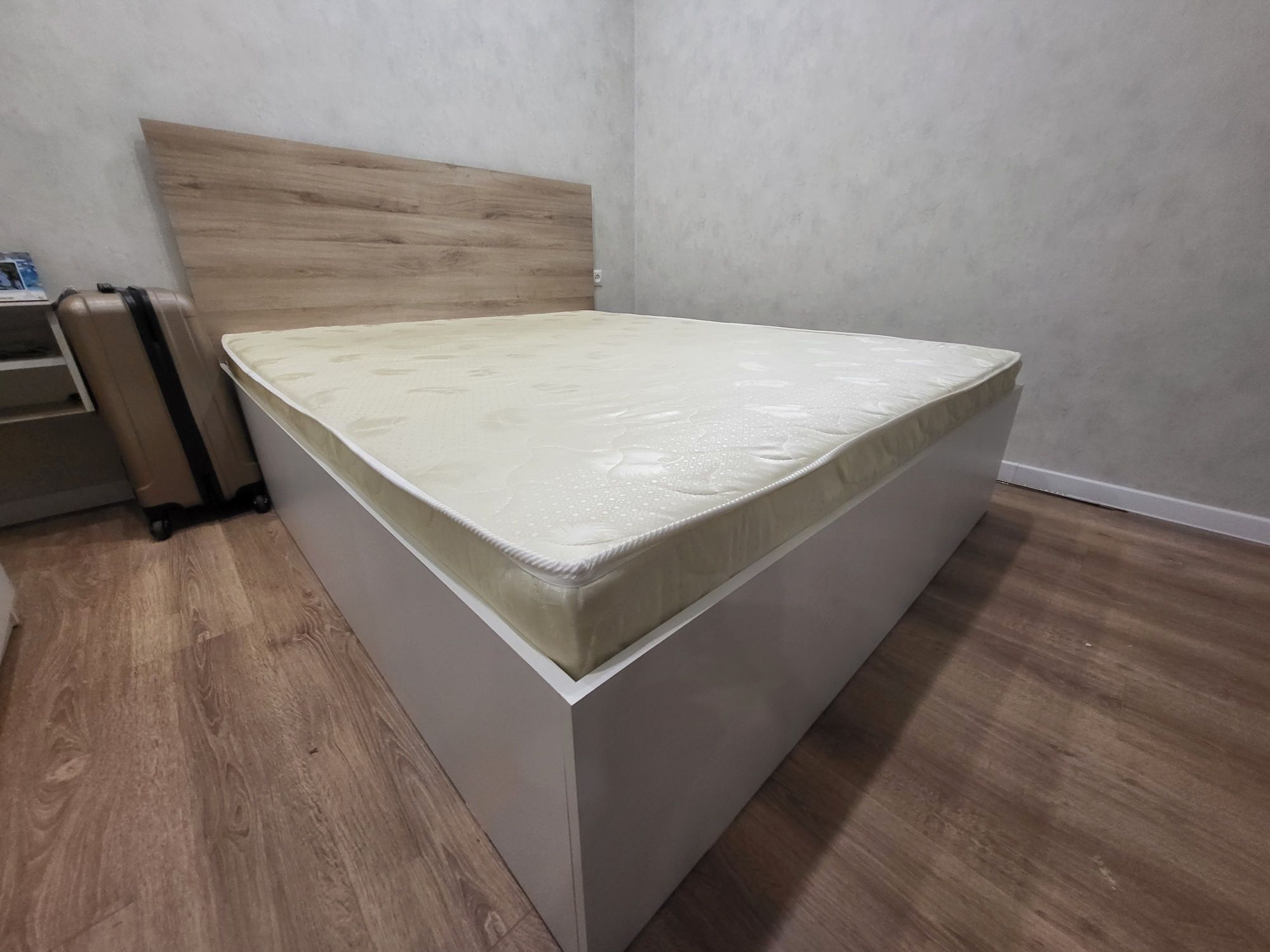Продам кровать размер 160 на 190 см , новая