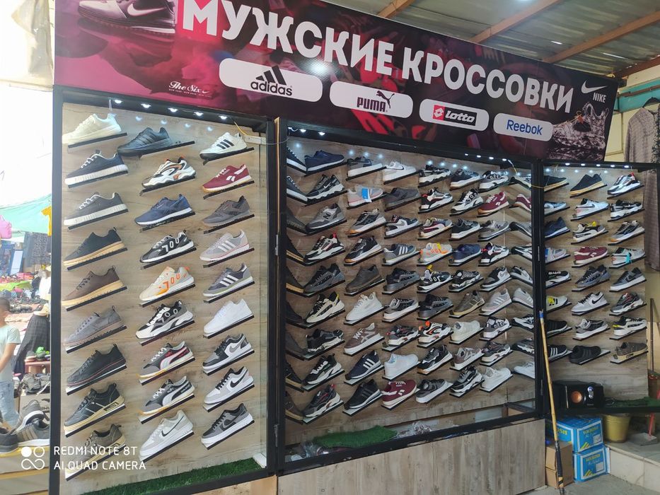 Polka vitrina obuf uchun