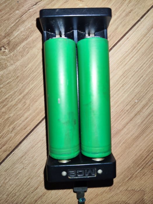 Acumulatori 186500 + încărcător XStar MC2 smart charger