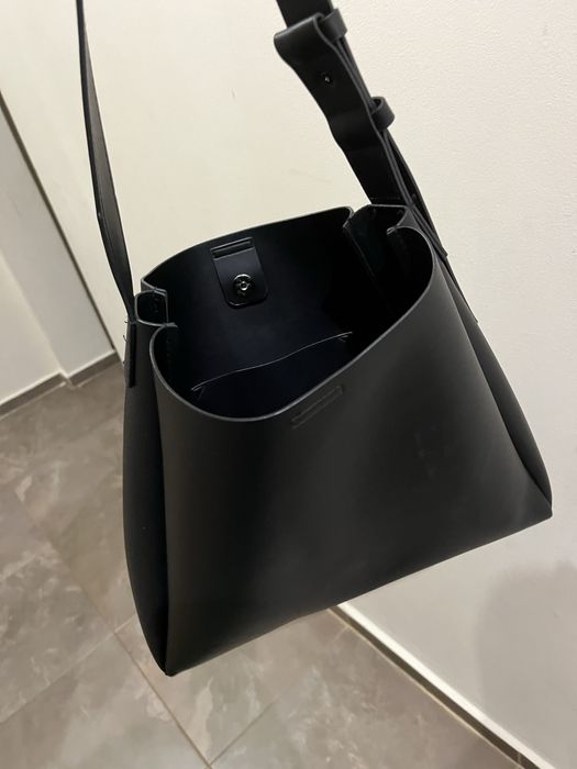 Дамска чанта     .       .        .