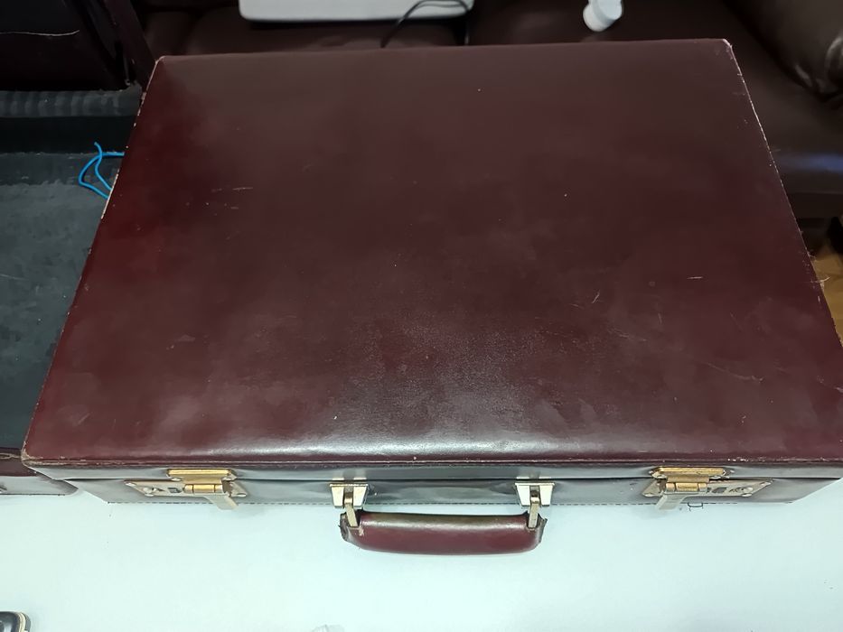 2 genti piele vechi tip diplomat