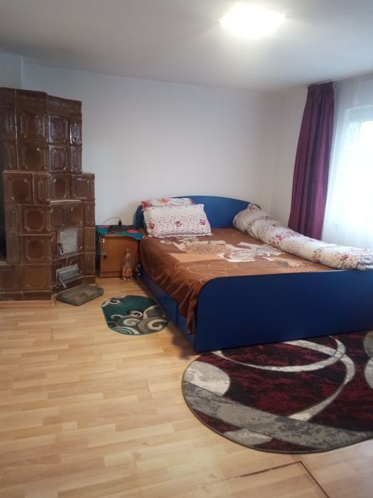 Vând casa la curte cu toate utilitățile