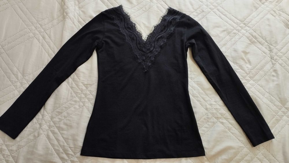 Черна блуза с V-образно деколте, S размер - нова