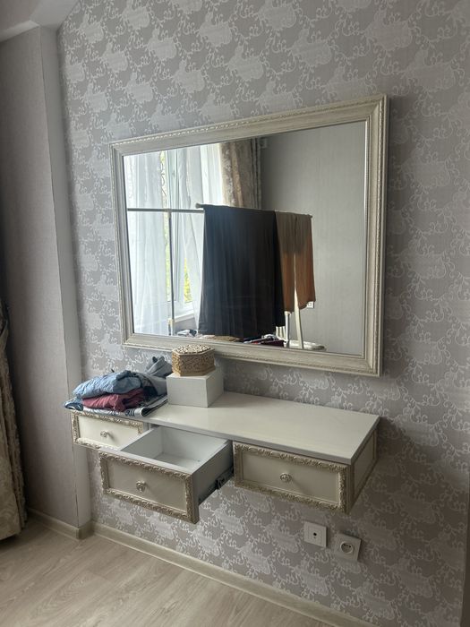 Тумба и зеркало для спальни