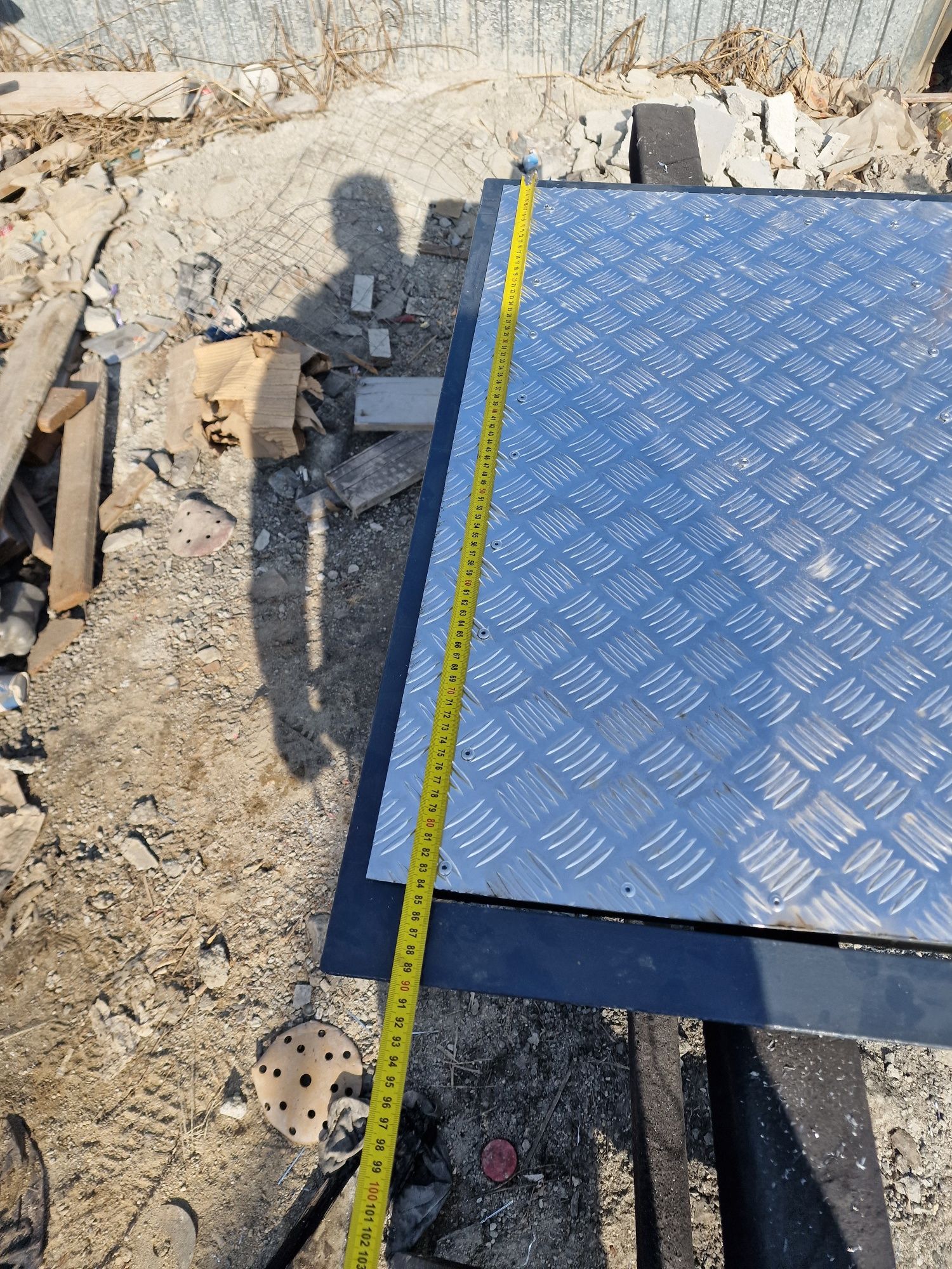 Capac beci metalic , Garduri din beton