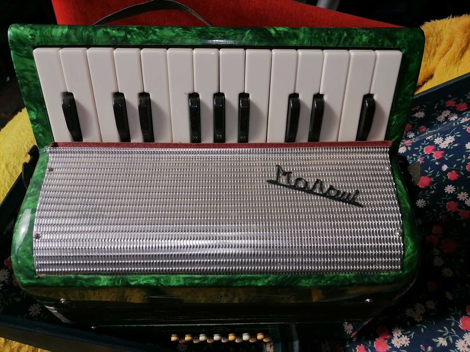 Децки Акордеон много запазен.