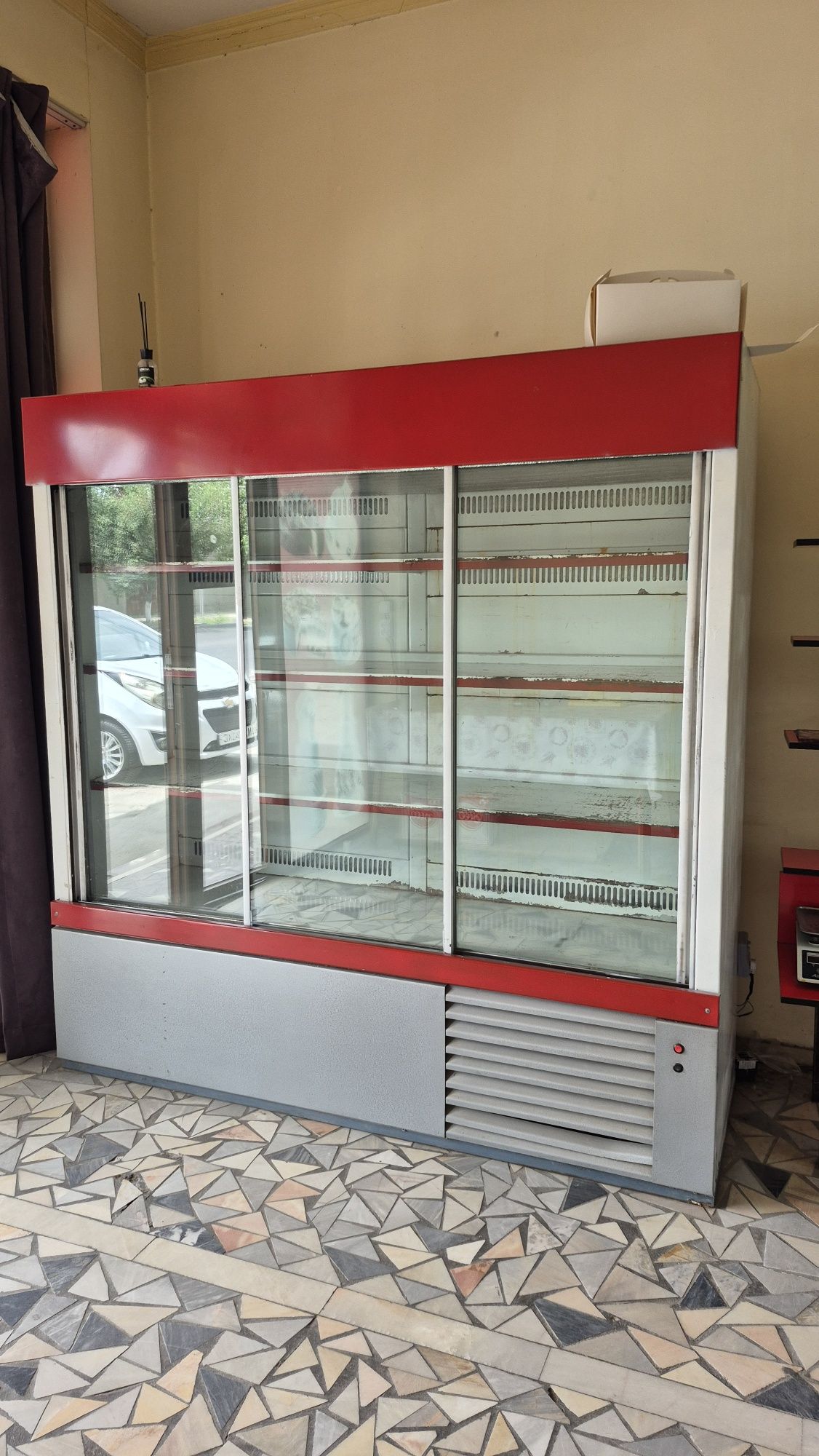 Xaladennik vitrina sotiladi xolati yaxwi iwlab turgan xaladennik soni