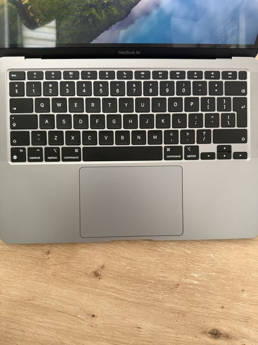 MacBook Air 13 cu procesor Apple M1, stare excelenta