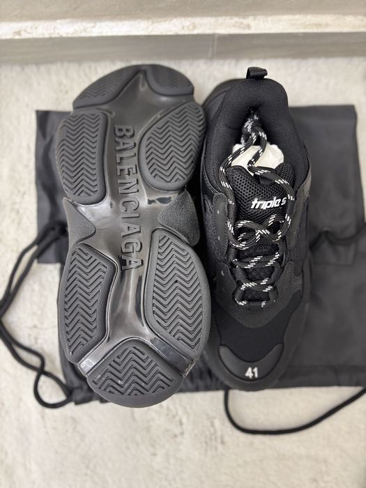 Balenciaga triple S •
