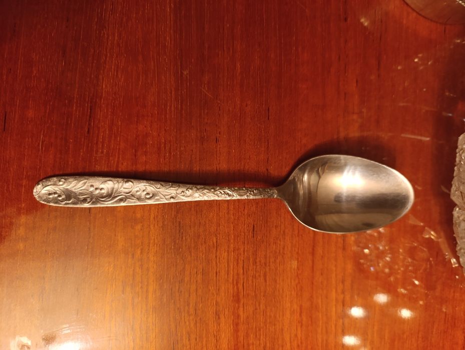 Ваза,графин с рюмками.Коньячный набор.Ложки и вилки.