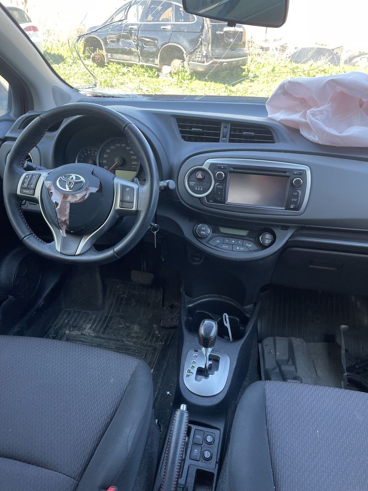 Toyota Yaris 1.3 automat 2013 -на части