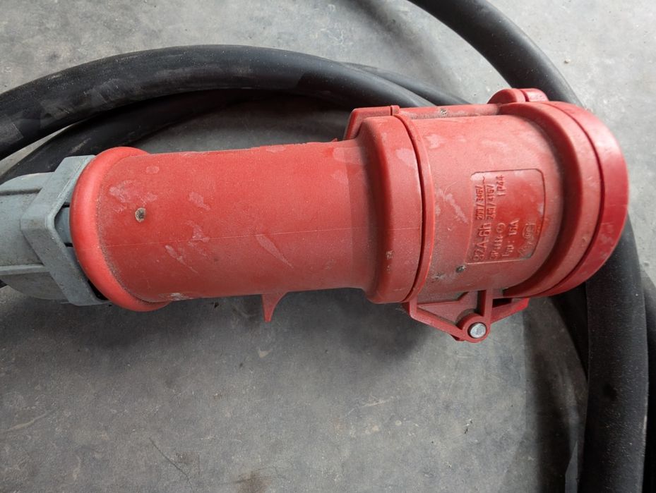 Cablu trifazic cu priza