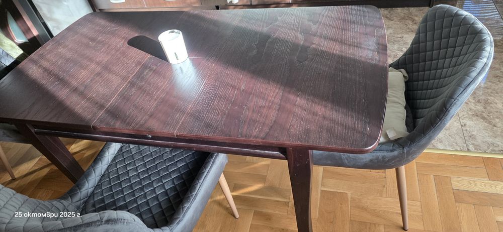 Трепезна маса за хранене