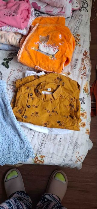 Подарявам дрешки за момиче предимно 18-24 мес.